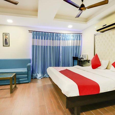 Oyo Hotel Dash Вадодара Екстериор снимка