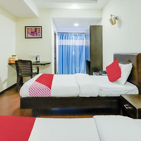 Oyo Hotel Dash Вадодара Екстериор снимка